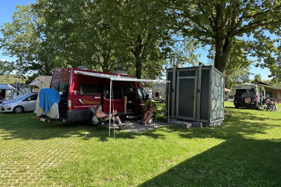 Naturistencampingplatz Niederlande Wohnmobilstellplatz mit privaten Sanitäranlagen 3
