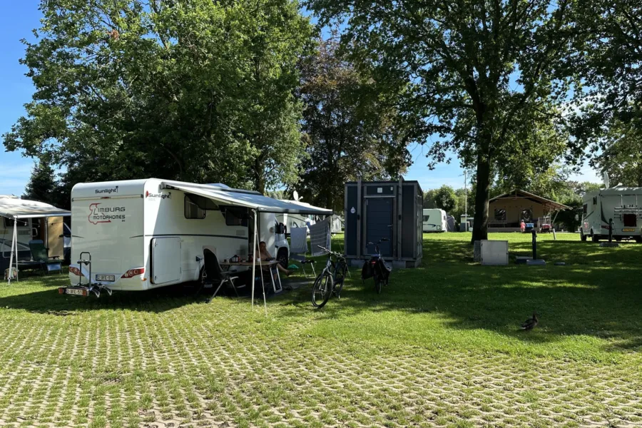 Naturistencampingplatz Niederländischer Wohnmobilstellplatz mit privaten Sanitäranlagen 8
