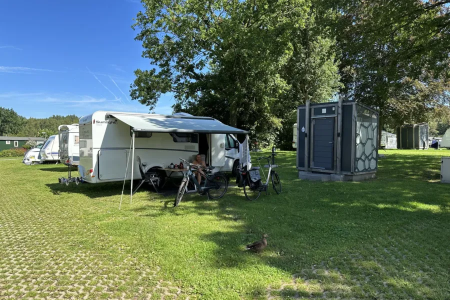Naturistencampingplatz Niederländischer Wohnmobilstellplatz mit privaten Sanitäranlagen 9