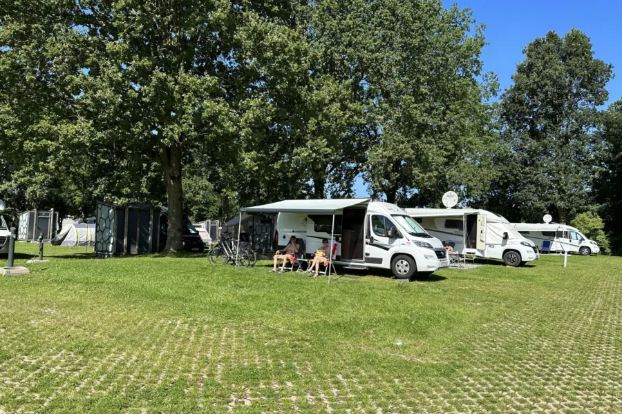 Naturistencampingplatz Niederlande Wohnmobilstellplatz gepflastert 8