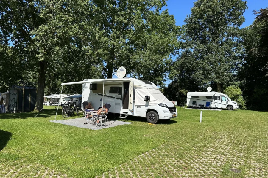 Naturistencampingplatz Niederlande Wohnmobilstellplatz gepflastert 9